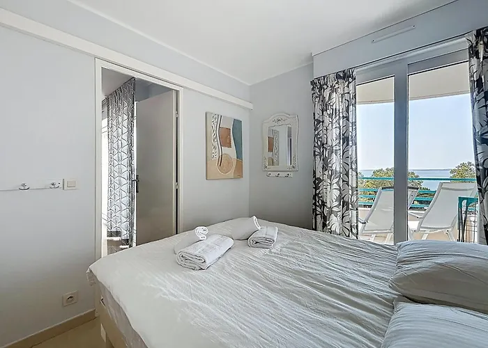 Les Pins Bleus Antibes