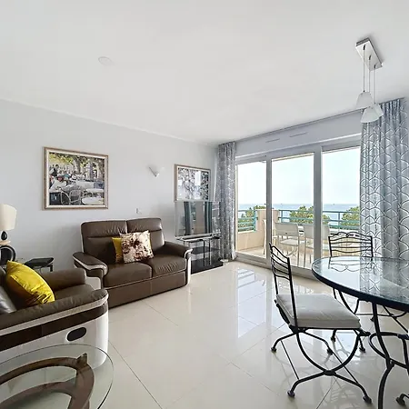 Les Pins Bleus Apartment *